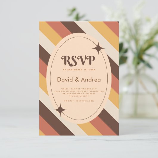 Retro 70s Typografie Stripes QR Code Wedding RSVP (Staand voorkant)