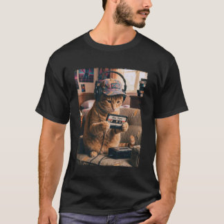 Retro 80s kat draagt koptelefoon en luistert naar t-shirt