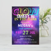 Retro 80s neongloed in het donkere Sweet 16 feest Kaart (Staand voorkant)