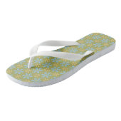 Retro Abstract Blauw en Gele Bloemen op Groen Teenslippers (Schuin)