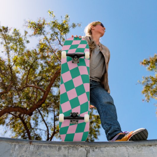 Retro Aesthetic Vibrant Pink Green Checkerboard Skateboard (Buiten 1)