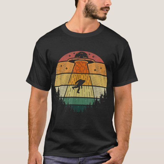 Retro  Bigfoot UFO Abduction Funny Sasquatc T-shirt (Voorkant)