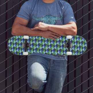 Retro blauwe en groene geometrische driehoeken skateboard