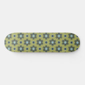 Retro Blue & Black Daisies op Green Floral Pattern Skateboard (Horizontaal)