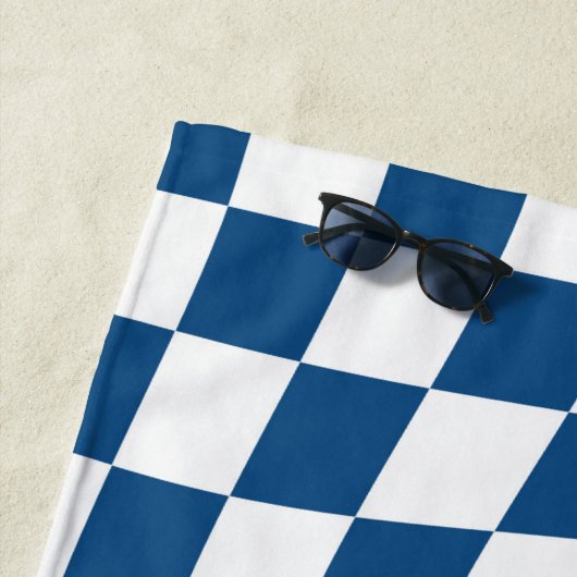 Retro Blue en White Warped Checkerboard Strandlaken (In situ)