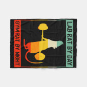 Retro Bodybuilding Lab Rat By Day Gym Rat By Night Fleece Deken (Voorkant (Horizontaal))