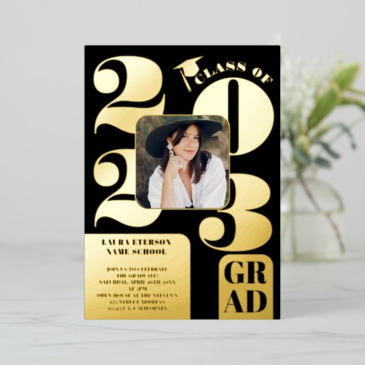 Retro bold 2023 gouden zwarte 5 foto's afstuderen folie uitnodiging (Staand Voorkant)