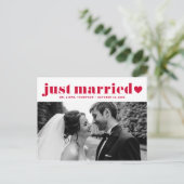 Retro Bold Typografie Red Just Married Foto Briefkaart (Staand voorkant)