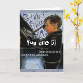 Retro Boy die Birthday roept felicitaties Kaart (Gele Bloem)