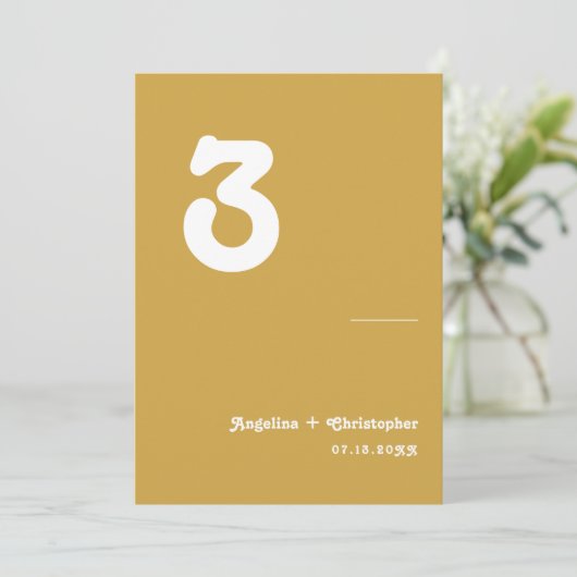Retro Bruiloft Minimalistisch Script Tafelnummer (Staand voorkant)