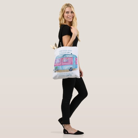 Retro Camper Caravan Blue | Roze en witte glamper Draagtas (Op model)