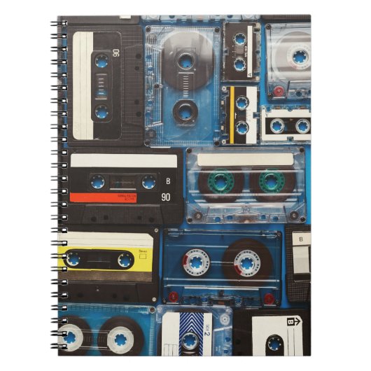 Retro Cassettes: Blauwe achtergrond . Notitieboek (Voorkant)