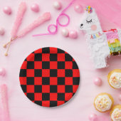 Retro Checkerboard Pattern Red & Black Novelty Papieren Bordje (Feest)