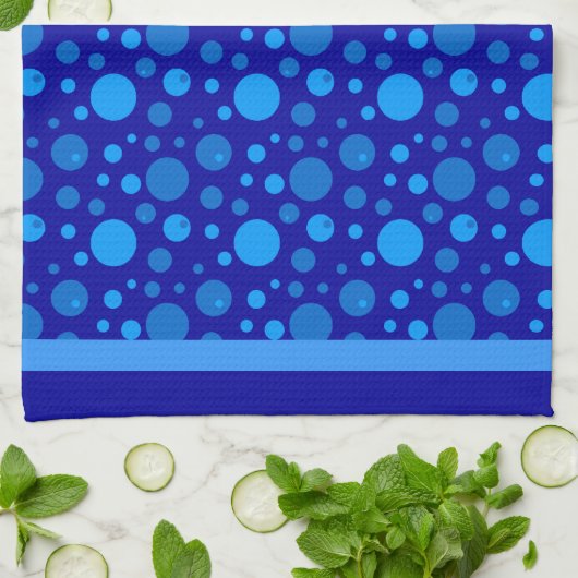 Retro Cirkels en Polka Dots in Blues op Donkerblau Theedoek (Gevouwen)