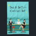 Retro Cocktail Lounge Serviette de cuisine<br><div class="desc">Chaque heure est l'heure heureuse avec ce Personnalisable Retro Cocktail Lounge Serviette de cuisine. Le design moderne du milieu du siècle présente un dessin animé minimaliste et animé de style années 1960 d'un bar à cocktails élégant. Sur fond de mur d'aqua, on peut voir des rangées de verres de boisson....</div>