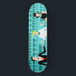 Retro Cocktail Lounge Skateboard<br><div class="desc">Chaque heure est l'heure heureuse avec ce Retro Cocktail Lounge Skateboard. Le design moderne du milieu du siècle présente un dessin animé minimaliste et animé de style années 1960 d'un bar à cocktails élégant. Sur fond de mur d'aqua, on peut voir des rangées de verres de boisson. Au moins, on...</div>