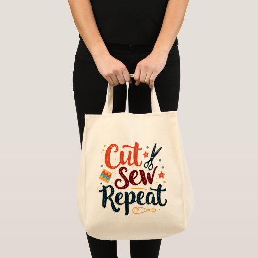 Retro "Cut Sew Repeat" naailiefhebber ontwerp Tote Bag (Voorkant (product))