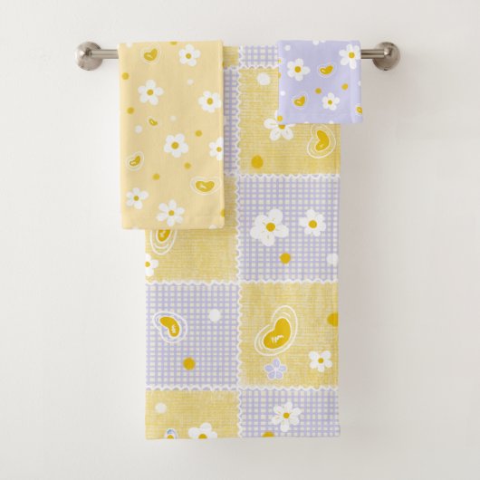 Retro Daisy Floral Pattern Yellow and Purple  Bad Handdoek (Insitu)
