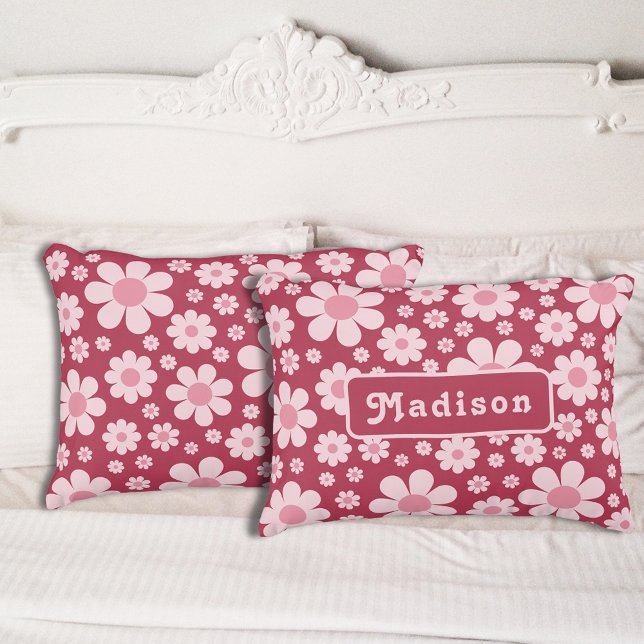 Retro Daisy Pattern Roze Accent Kussen (Retro 70s vintage pink daisy pattern and groovy typography personalized pillow)