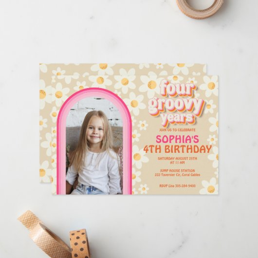 Retro Daisy Rainbow 4e anniversaire Invitation pho (Devant/Arrière en situation)