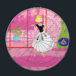 Rétro dans la Cible de flechettes rose<br><div class="desc">Ce Retro In the Pink Cible de flechettes ressemble à une scène d'une comédie romantique des années 60. Le design minimaliste montre une femme sophistiquée dans son appartement penthouse ultra kitsch et ultra rose. La chambre est ornée d'un mur en briques roses avec des lignes de grout blanc. Devant le...</div>