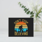 Retro Dont Stop Believing Bigfoot Briefkaart (Staand voorkant)