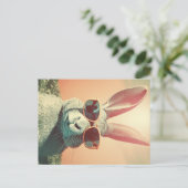 Retro Easter Bunny Chillaxing in de gras Briefkaart (Staand voorkant)