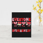 Retro Everyone Communicates Differently Autism Val Kaart (Gele Bloem)