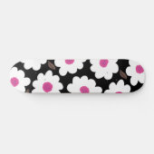 Retro Flower Pattern in White op Black Skateboard (Horizontaal)