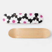 Retro Flower Pattern in White op Black Skateboard (Horizontaal)