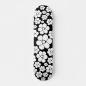 Retro Flower Pattern in White op Black Skateboard (Voorkant)