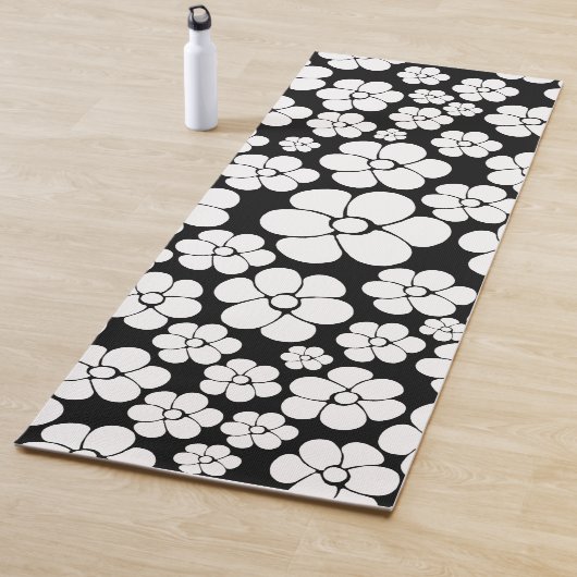 Retro Flower Pattern in White op Black Yogamat (In situ)