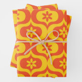 Retro Flowers on Yellow and Red Ogee Pattern  Inpakpapier Vel (In situ)