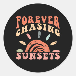 Retro Forever Chasing Zonsondergangen Zomervakant Ronde Sticker