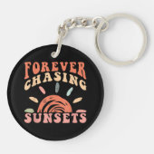 Retro Forever Chasing Zonsondergangen Zomervakant Sleutelhanger (Achterkant)