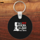 Retro Funny Sarcastic She Is Not Yours It Is Just  Sleutelhanger (Voorkant)