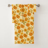 Retro Geel en Sinaasappel Bloemen met 70s Vibes Bad Handdoek (Insitu)
