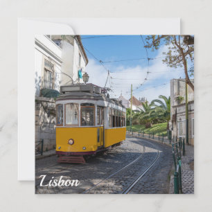 Retro gele tram op straat in Lissabon, Portugal
