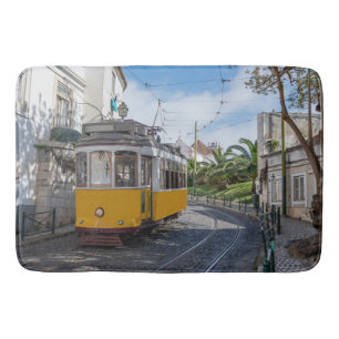 Retro gele tram op straat in Lissabon, Portugal Badmat