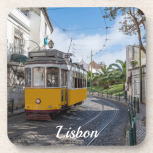 Retro gele tram op straat in Lissabon, Portugal Bier Onderzetter