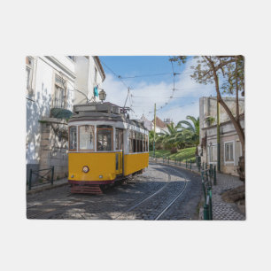 Retro gele tram op straat in Lissabon, Portugal Deurmat