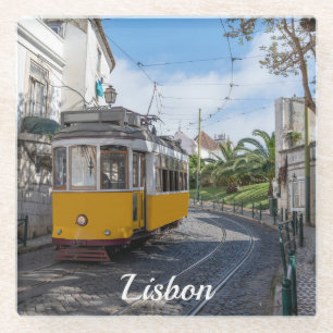 Retro gele tram op straat in Lissabon, Portugal Glazen Onderzetter