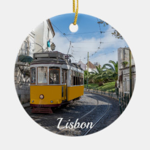 Retro gele tram op straat in Lissabon, Portugal Keramisch Ornament