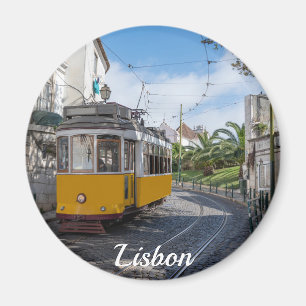 Retro gele tram op straat in Lissabon, Portugal Magneet