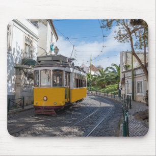 Retro gele tram op straat in Lissabon, Portugal Muismat