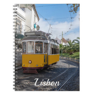 Retro gele tram op straat in Lissabon, Portugal Notitieboek