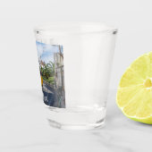 Retro gele tram op straat in Lissabon, Portugal Shot Glas (Rechts)