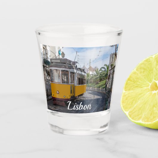 Retro gele tram op straat in Lissabon, Portugal Shot Glas (Voorkant)