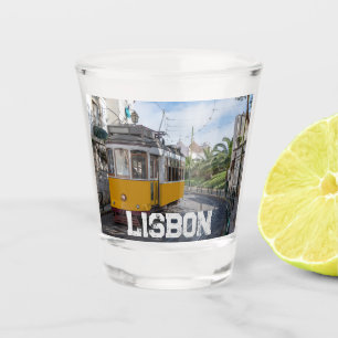 Retro gele tram op straat in Lissabon, Portugal Shot Glas