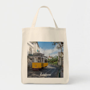 Retro gele tram op straat in Lissabon, Portugal Tote Bag